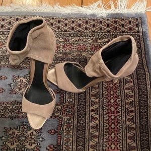 B Brian Atwood Vero Cuoio Swede gray/beige heel